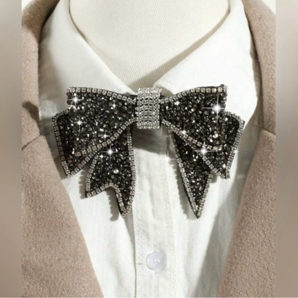 ✨Sparkling Crystal Bow Brooch Pin - Black and Silver